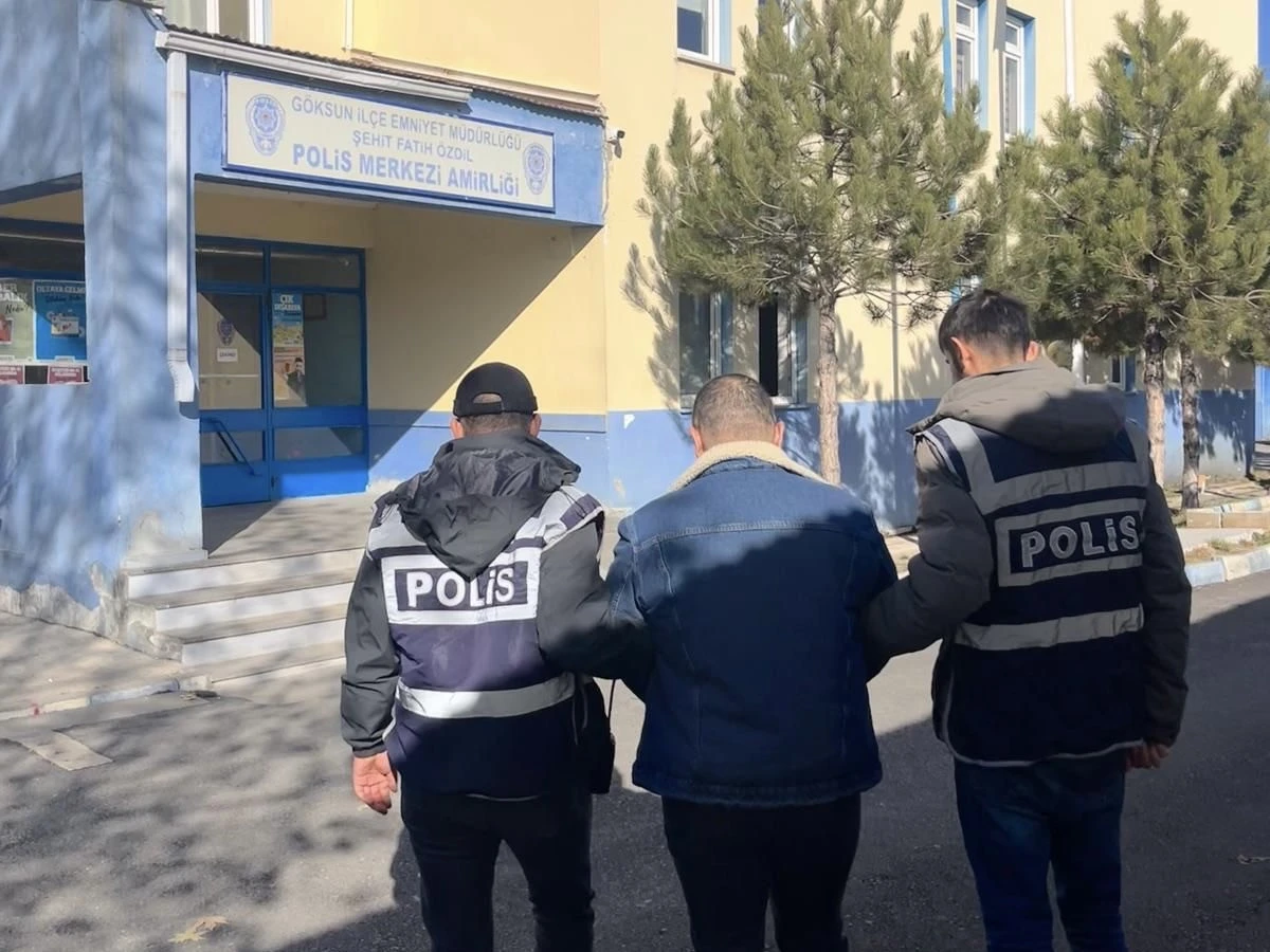 Göksun’da Aranan Şahıs Yakalandı: Üzerinden Ruhsatsız Silah ve Fişek Çıktı