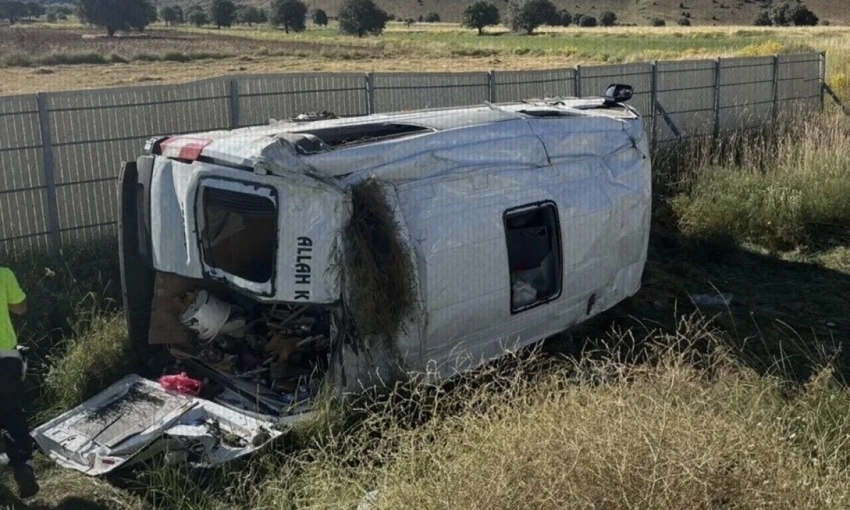 G&ouml;ksun&rsquo;da İş&ccedil;i Servisi Şarampole Devrildi: 19 İş&ccedil;i Yaralandı