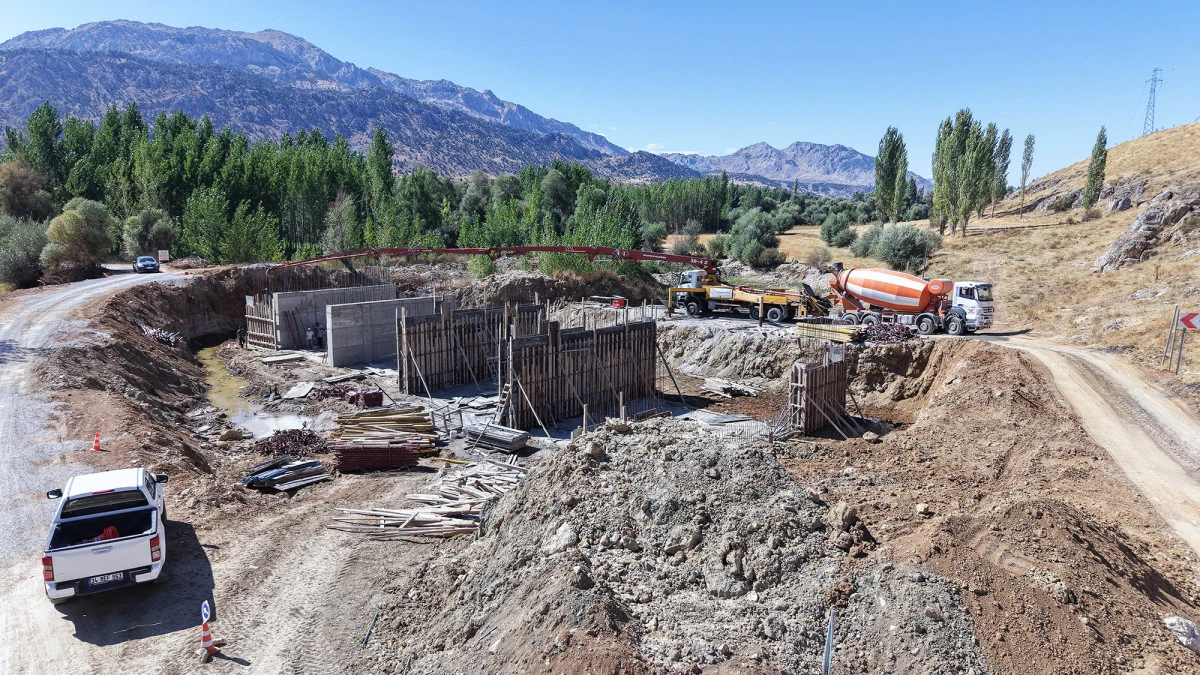 Göksun’da ulaşımı rahatlatacak modern köprü yükseliyor