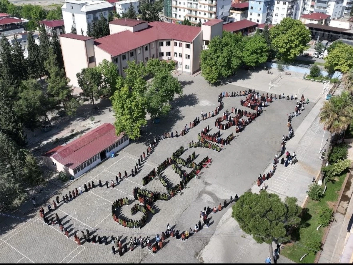 Hacı Mehmet Kalay Kız Anadolu İmam Hatip Lisesi’nden Duygulandıran Mesaj: “Gazze’ye Selam”