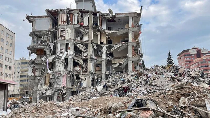 Hile ile yaptığı ev yıkılan müteahhide ibretlik ceza: Malına el konuldu, meydanda 40 değnek!