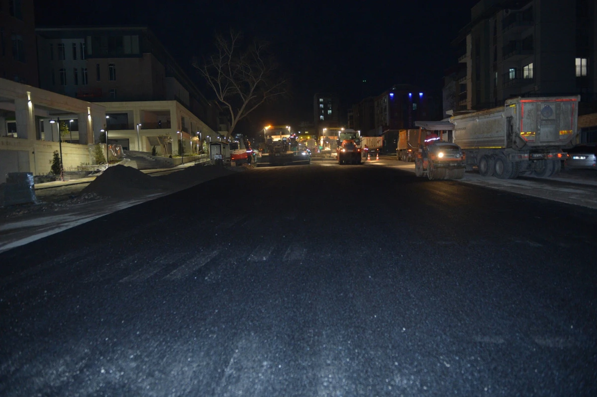 H&uuml;k&uuml;met Bulvarı&rsquo;nda Altyapının Ardından Asfalt da Tamam
