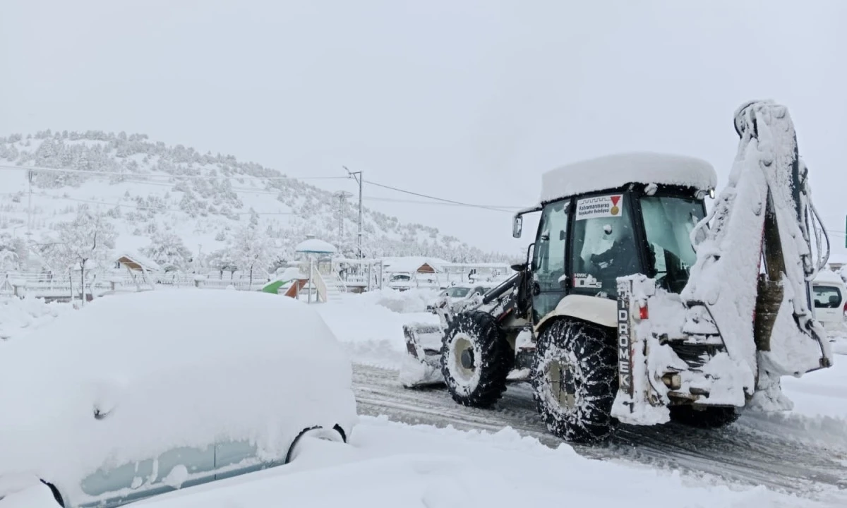  İl&ccedil;elerde Kar Temizliği İ&ccedil;in B&uuml;y&uuml;kşehir Sahada