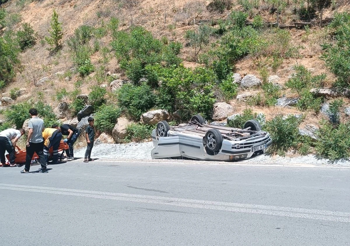 Ilıca Girişinde Kaza: Otomobil Virajı Alamayıp Yan Yattı, 2 Yaralı