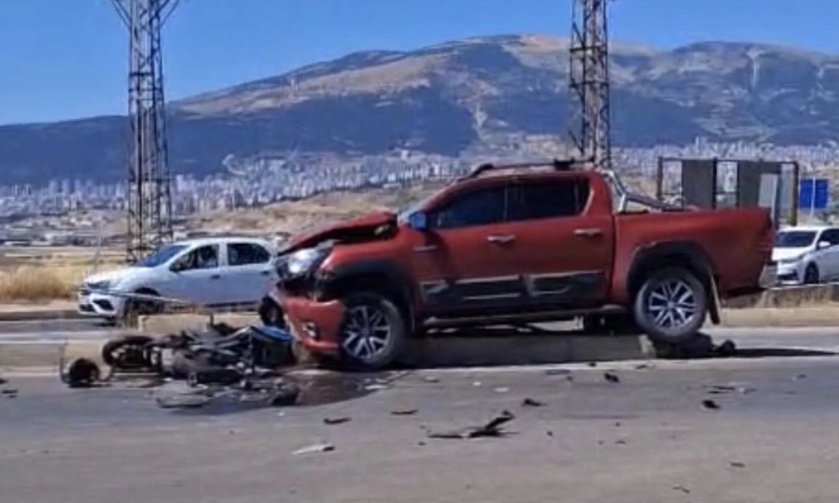 İmran Kılı&ccedil; K&ouml;pr&uuml;l&uuml; Kavşağı&rsquo;nda Kaza: 2 Kişi Yaralandı