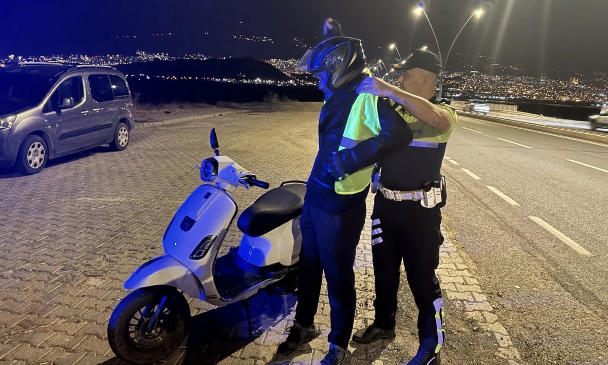 Jandarma&rsquo;dan Kahramanmaraş&rsquo;ta Motosiklet S&uuml;r&uuml;c&uuml;lerine Reflektik Yelek 