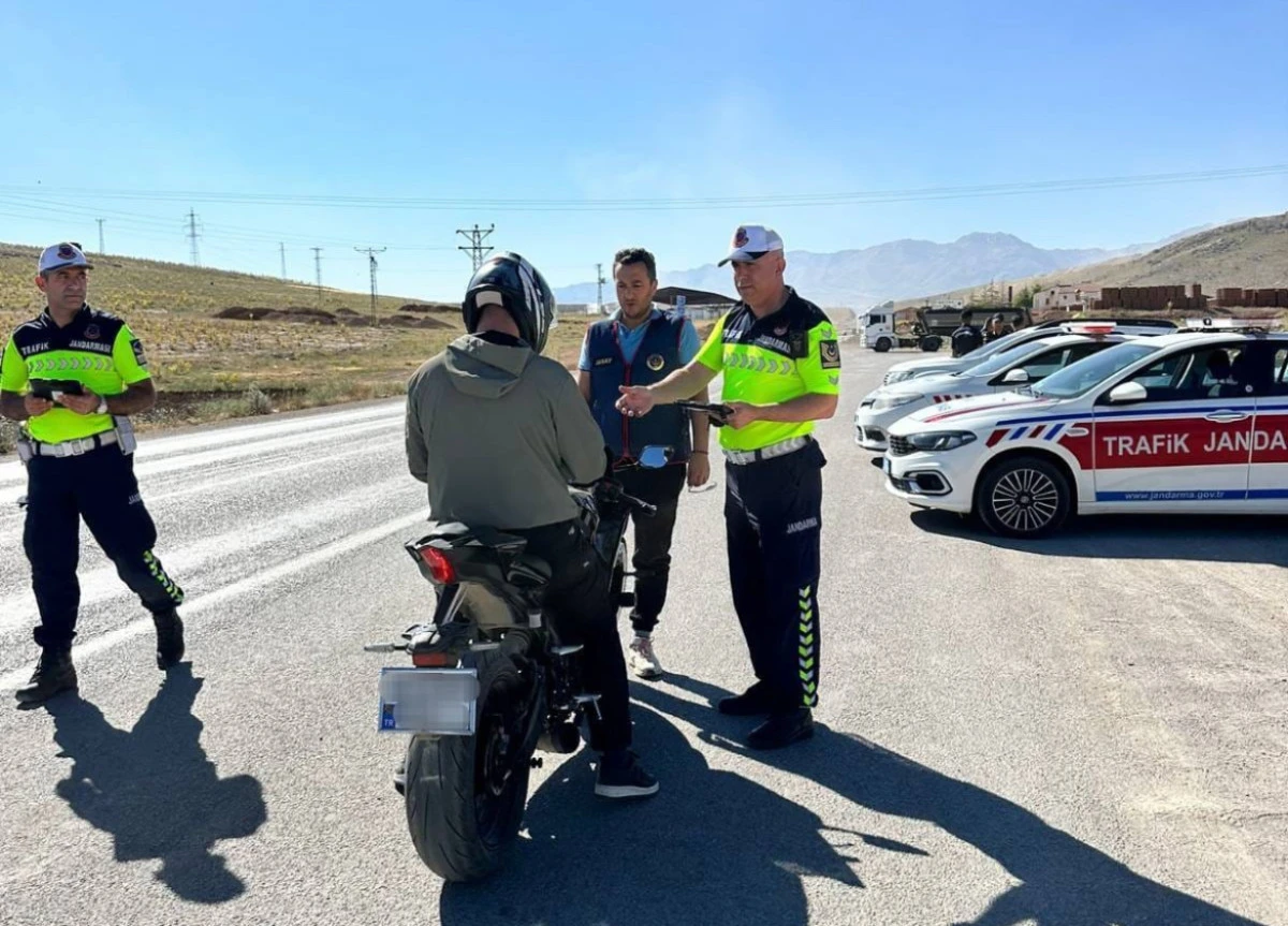 Jandarma’dan Trafikte Sıkı Denetim: 1 Haftada 3 Milyon Liralık Ceza Kesildi
