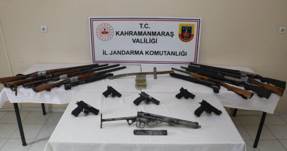 Jandarmadan üç ilde eş zamanlı operasyon: Cephanelik gibi evler ele geçirildi