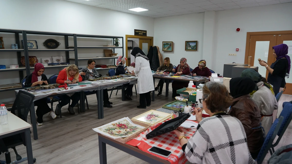 Kadınlar B&uuml;y&uuml;kşehir&rsquo;in At&ouml;lyelerinde Sanatla Hayata Dokunuyor