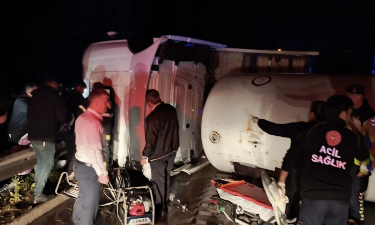 Kahramanmaraş-Gaziantep otobanında tır kazası: 3 kişi yaralandı, Yeni Sanayide de ATV Motor Yandı