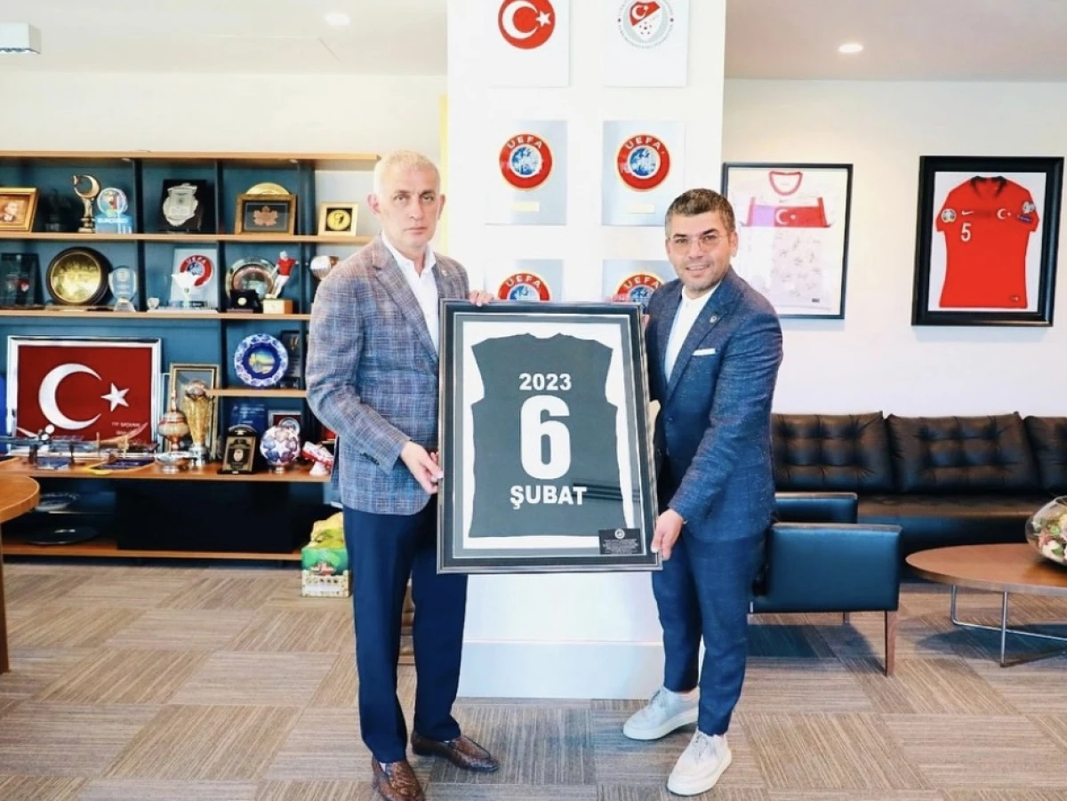 Kahramanmaraş İstiklalspor Başkanı Akarca’dan TFF Başkanı Hacıosmanoğlu’na anlamlı hediye