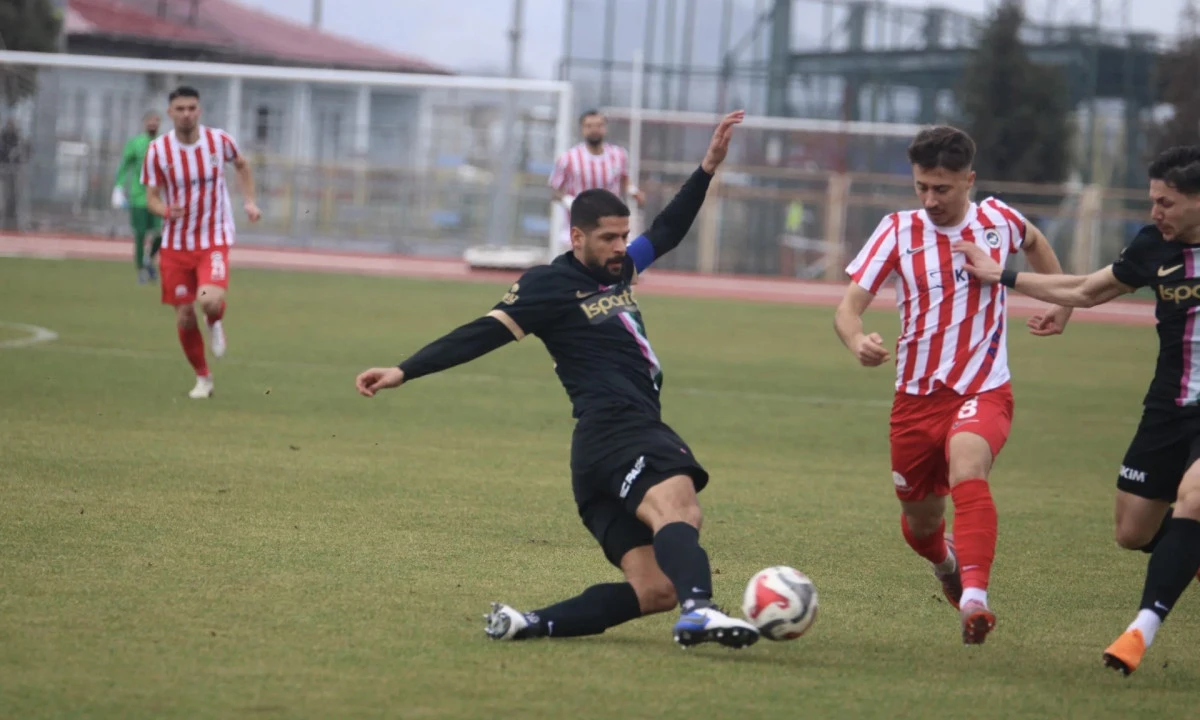Kahramanmaraş İstiklalspor, Isparta 32 Spor&rsquo;u 2-1 mağlup ederek liderliğini s&uuml;rd&uuml;rd&uuml;