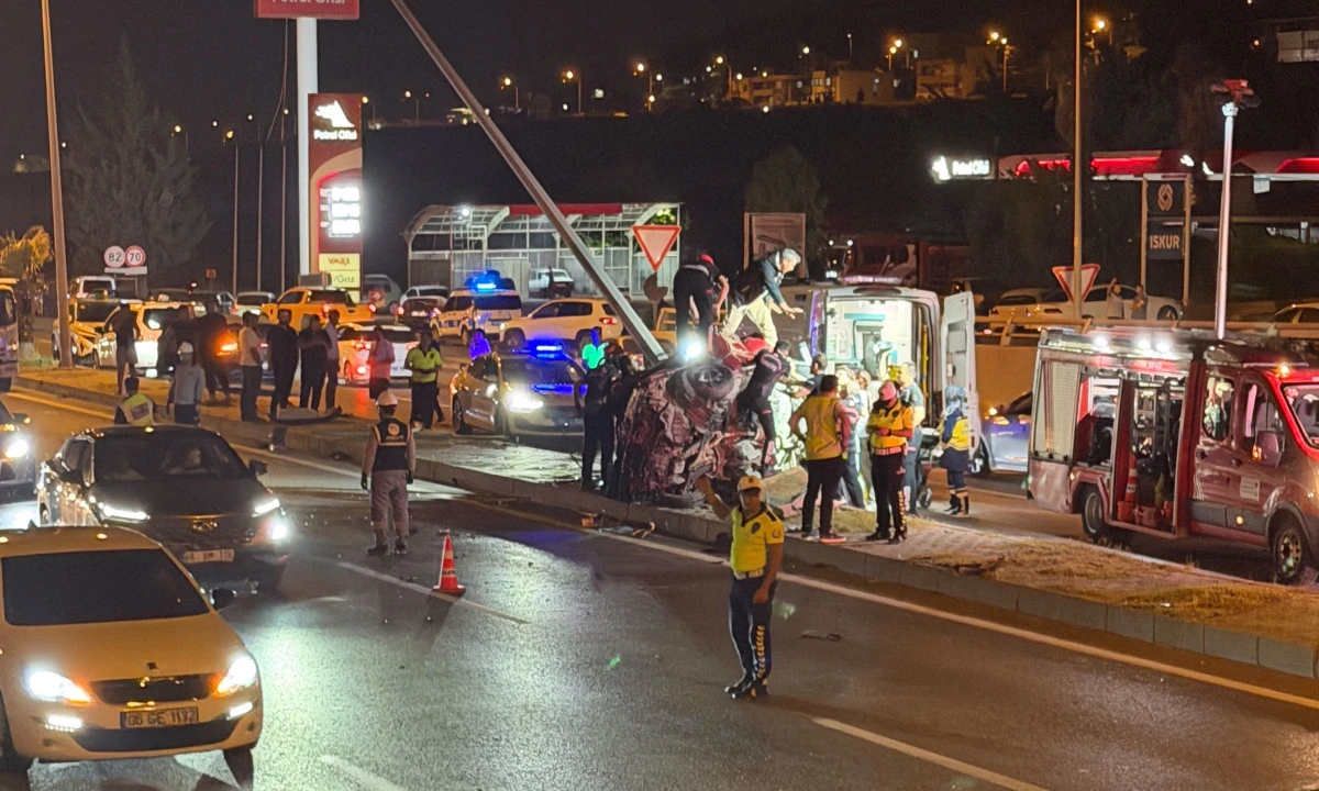 Kahramanmaraş - Kayseri Yolunda Kaza: Ara&ccedil; Yan Yattı, S&uuml;r&uuml;c&uuml; Sıkıştı