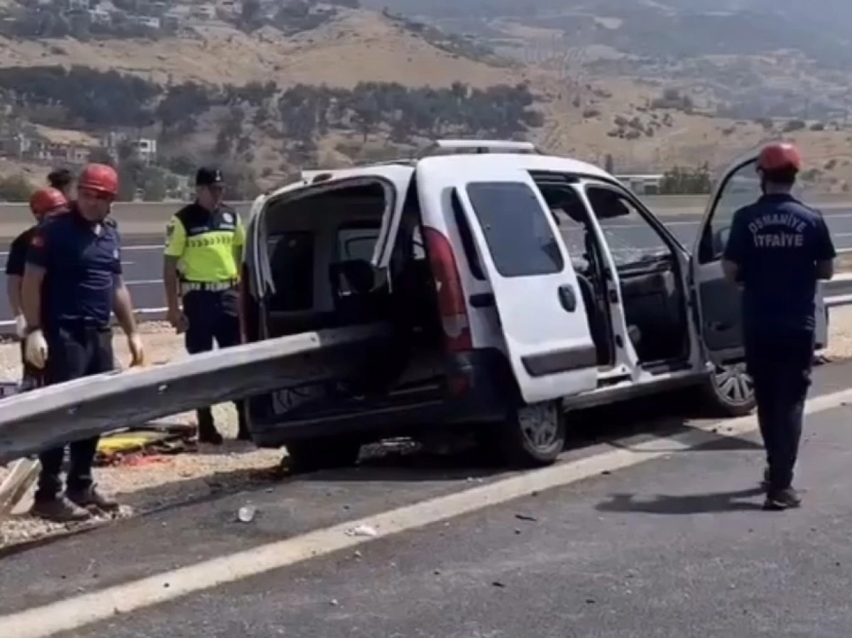 Kahramanmaraş - Osmaniye otobanı, Bahçe mevkii Bariyerlere Saplanan Araçta 2 Kişi Hayatını Kaybetti