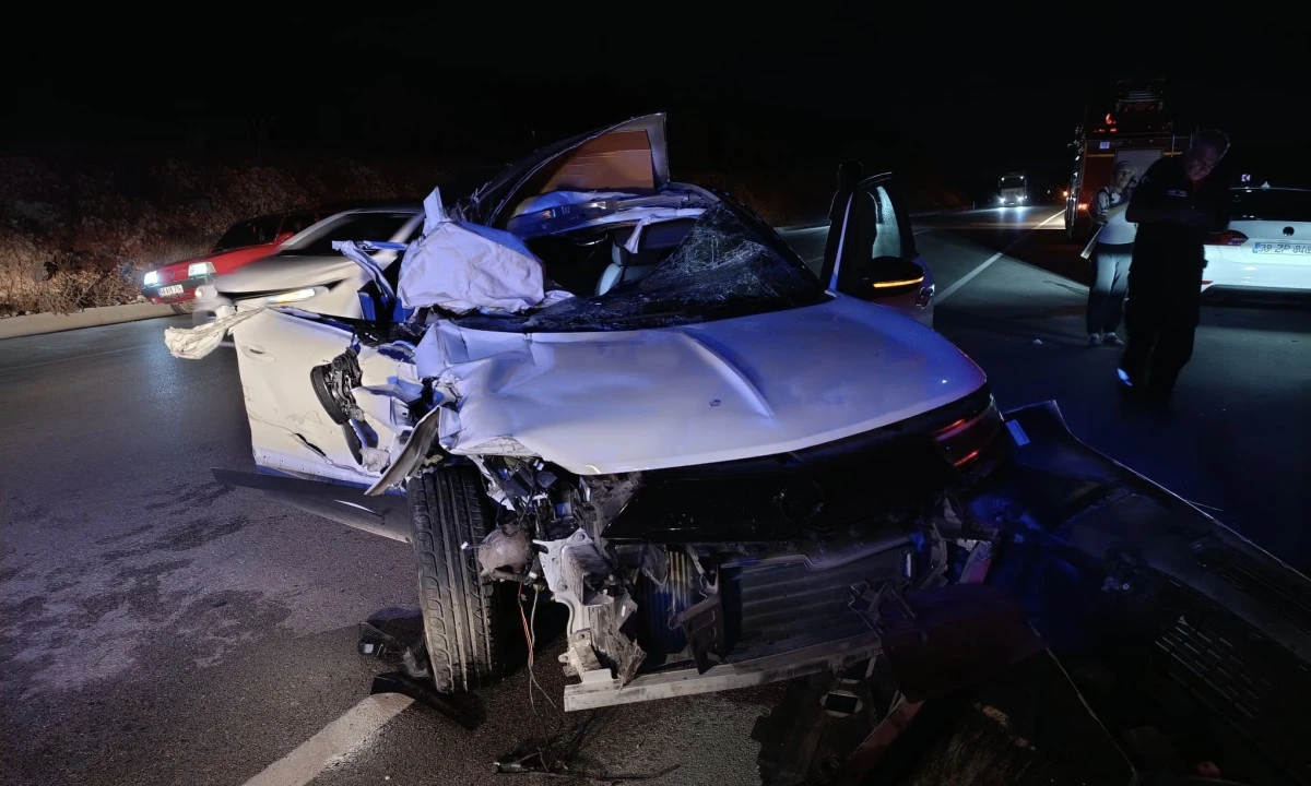 Kahramanmaraş Pazarcık’ta Tek Taraflı Trafik Kazası: Araç Hurdaya Döndü, Sürücü Sağ Kurtuldu
