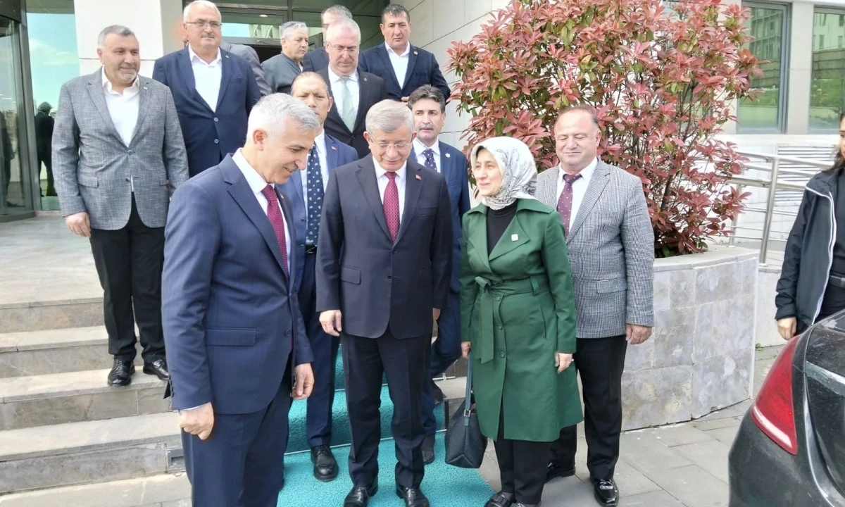 Kahramanmaraş Valisi &Uuml;nl&uuml;er, Davutoğlu ve beraberindeki heyeti ağırladı