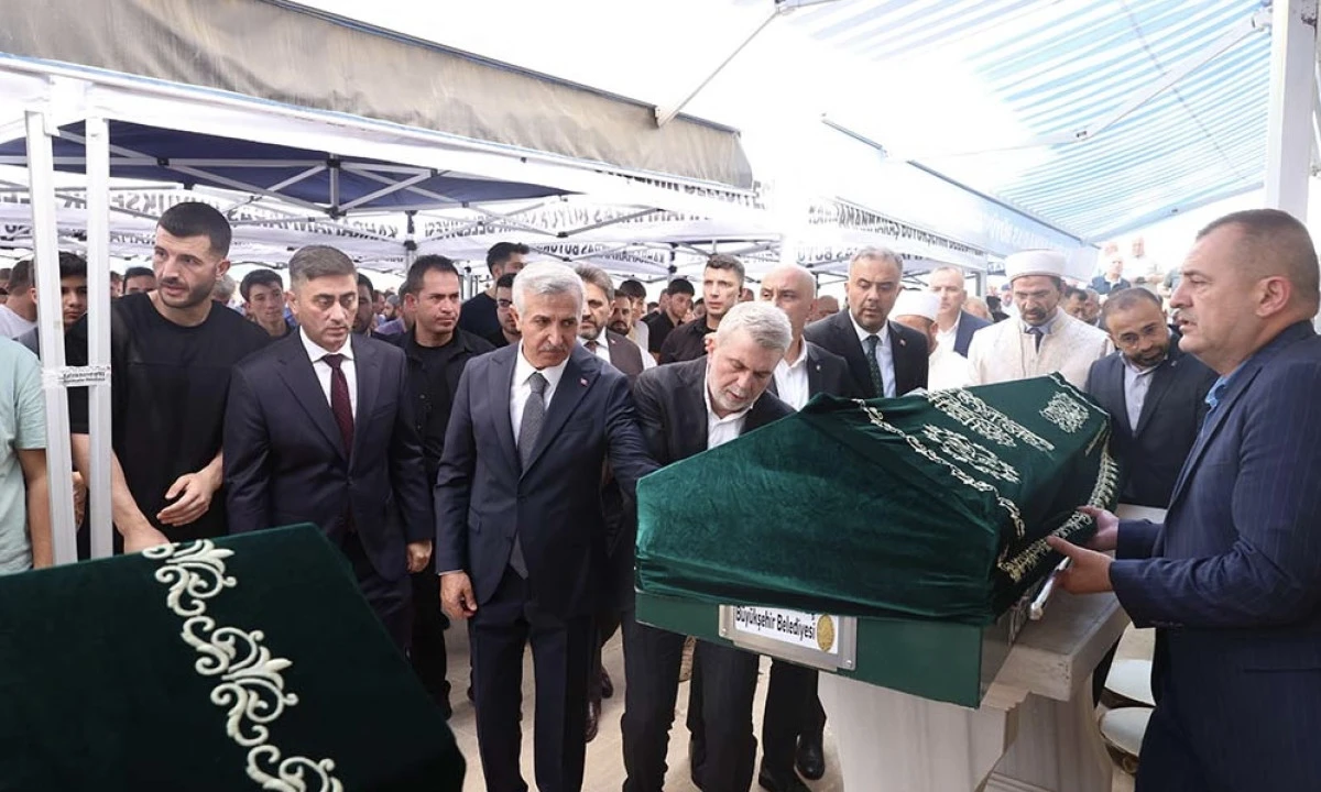 Kahramanmaraş, Yangında Hayatını Kaybeden 3 Kardeşini G&ouml;zyaşlarıyla Uğurladı