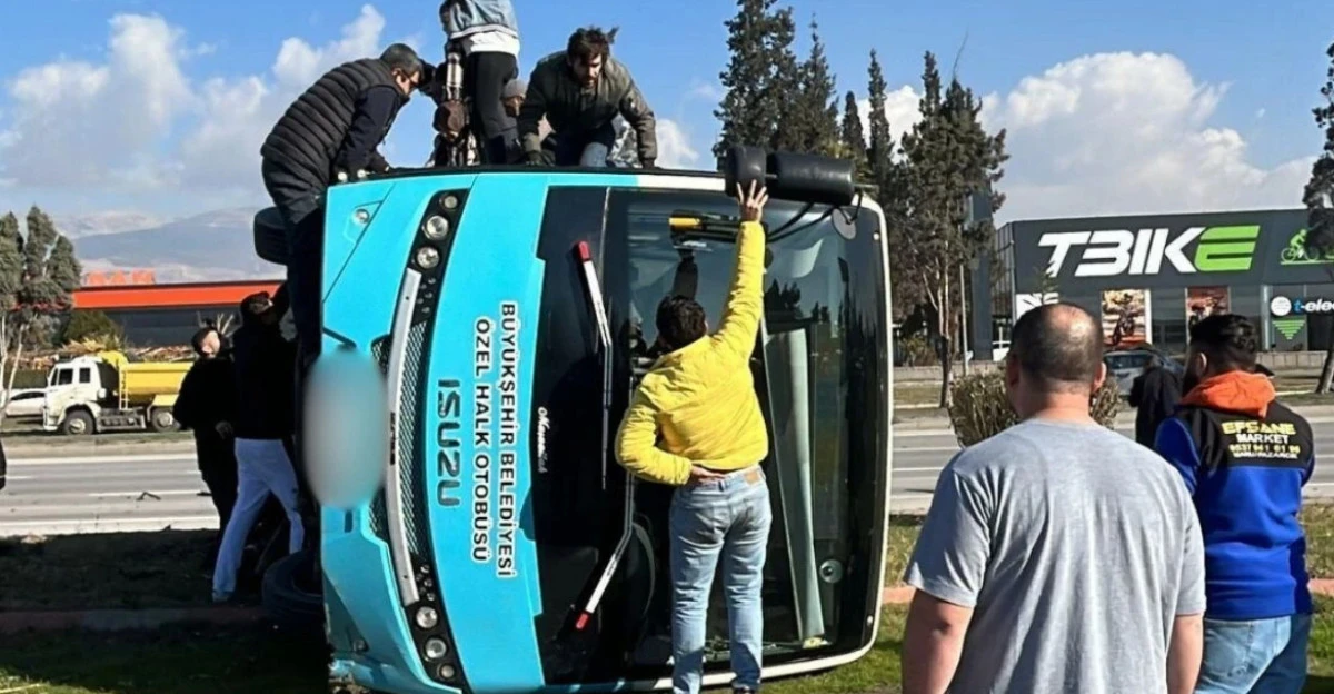 4&rsquo;&uuml; Ağır,  Kahramanmaraş&ndash;Gaziantep Yolunda Halk Otob&uuml;s&uuml; Devrildi: &Ccedil;ok Sayıda Yaralı
