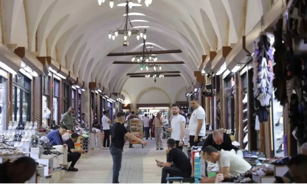 Kahramanmaraş&rsquo;ın Doğal Kliması Kapalı &Ccedil;arşı, Sıcaktan Bunalanların Uğrak Noktası Oldu