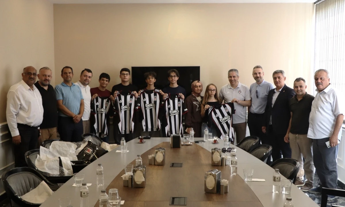 Kahramanmaraş&rsquo;ın LGS Şampiyonlarına Beşiktaş Forması: Yunus Emre Ortaokulu&rsquo;nun Başarısı Dikkat &Ccedil;ekti