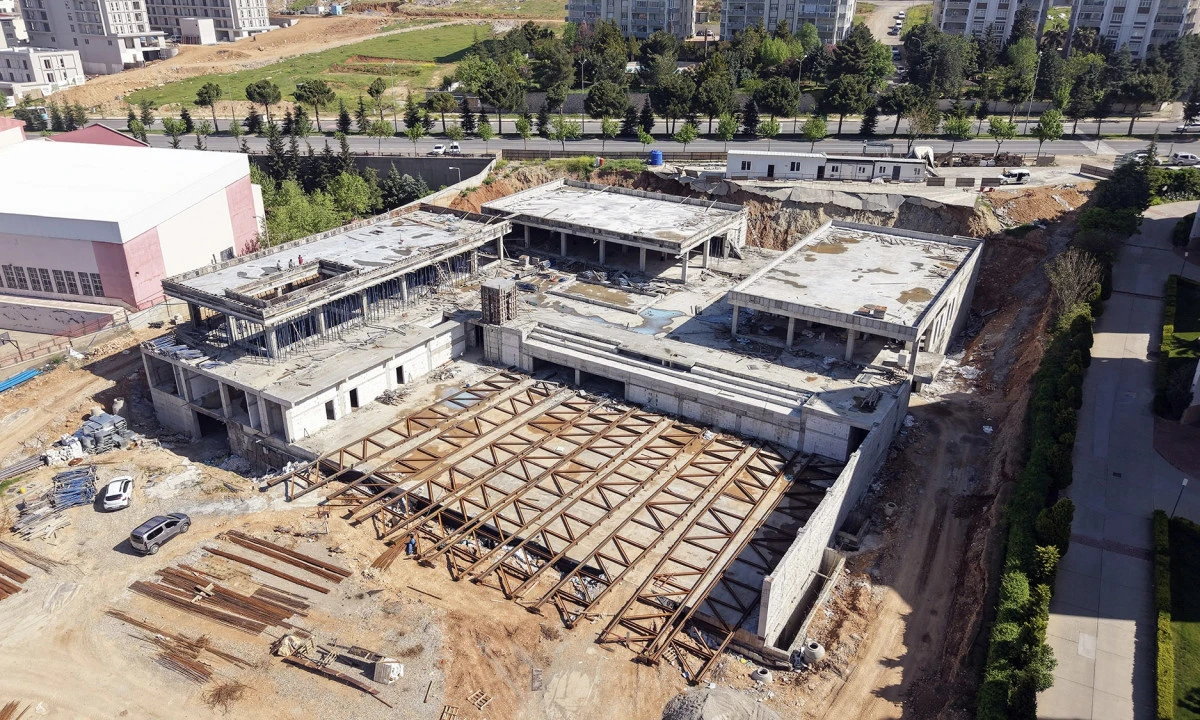 Kahramanmaraş&rsquo;ın Yeni Nesil Gen&ccedil;lik ve Spor Kompleksi Hızla Y&uuml;kseliyor