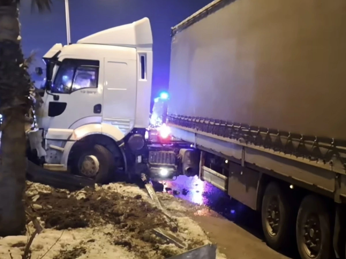 Kahramanmaraş&ndash;Kayseri Yolunda Tır Kazası: Orta Ref&uuml;je &Ccedil;ıktı