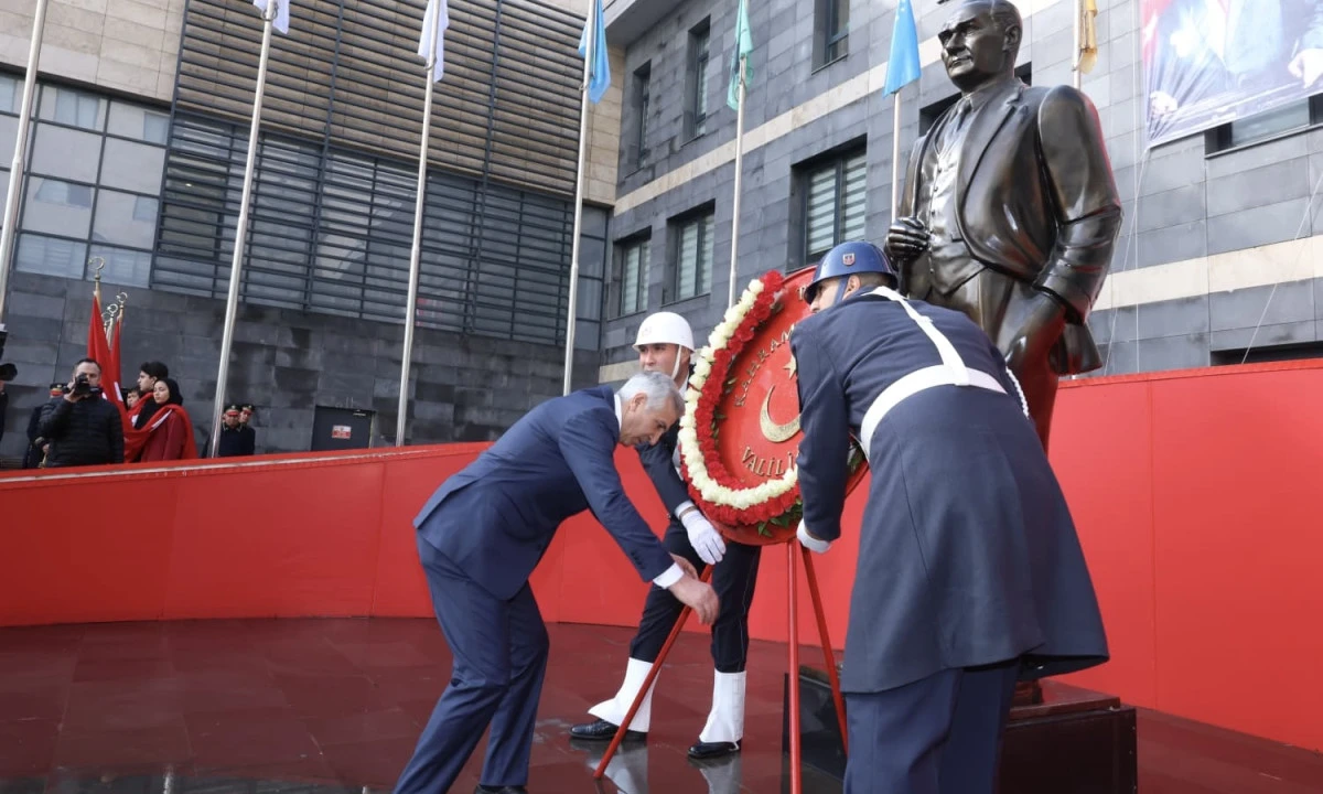 Kahramanmaraş&rsquo;ta 12 Şubat&rsquo;ın 106. yıl d&ouml;n&uuml;m&uuml;nde Atat&uuml;rk Anıtı&rsquo;na &ccedil;elenk sunuldu