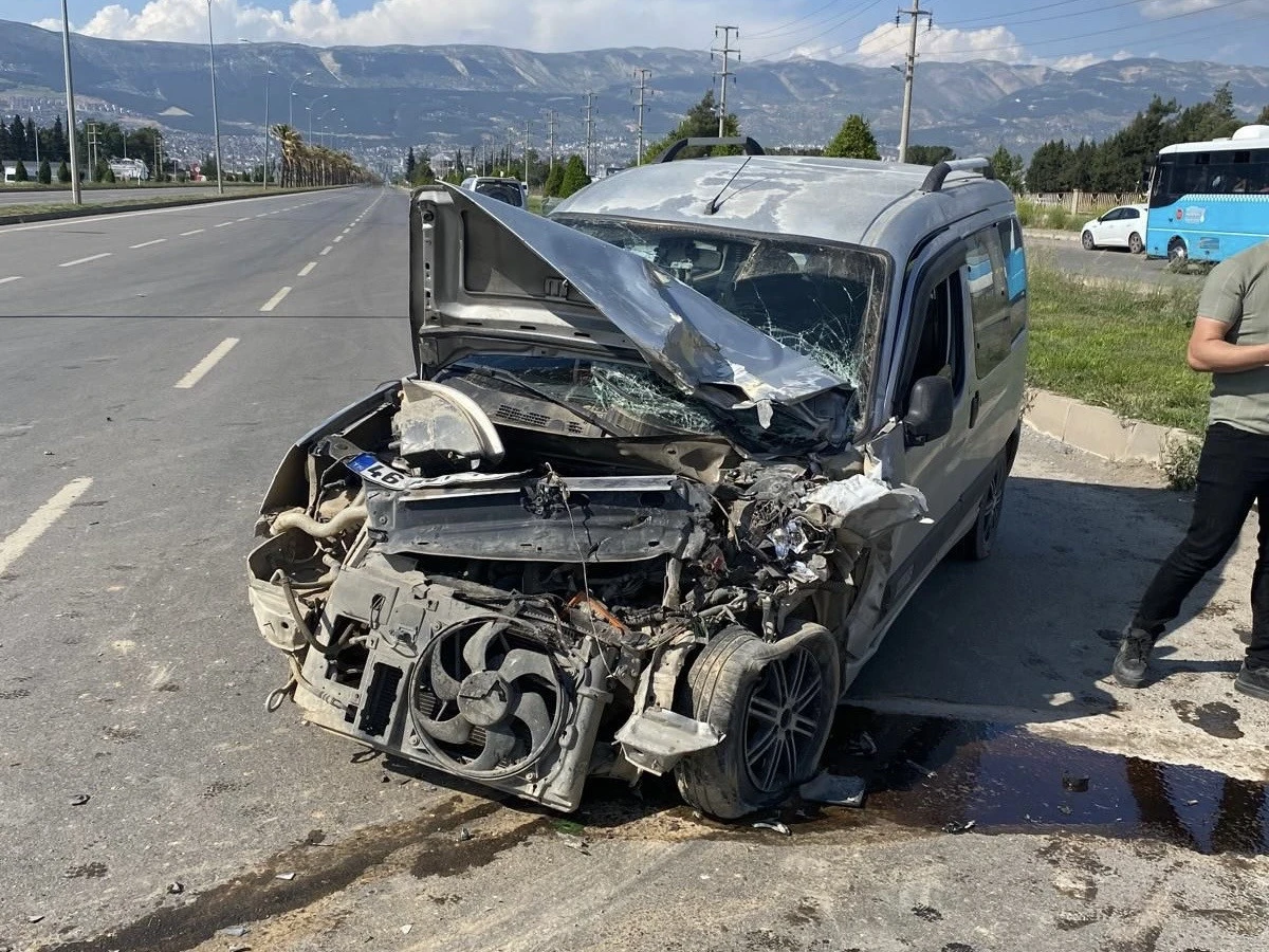 Kahramanmaraş’ta Adana Yolu Üzerinde Çift Taraflı Trafik Kazası: 3 Yaralı