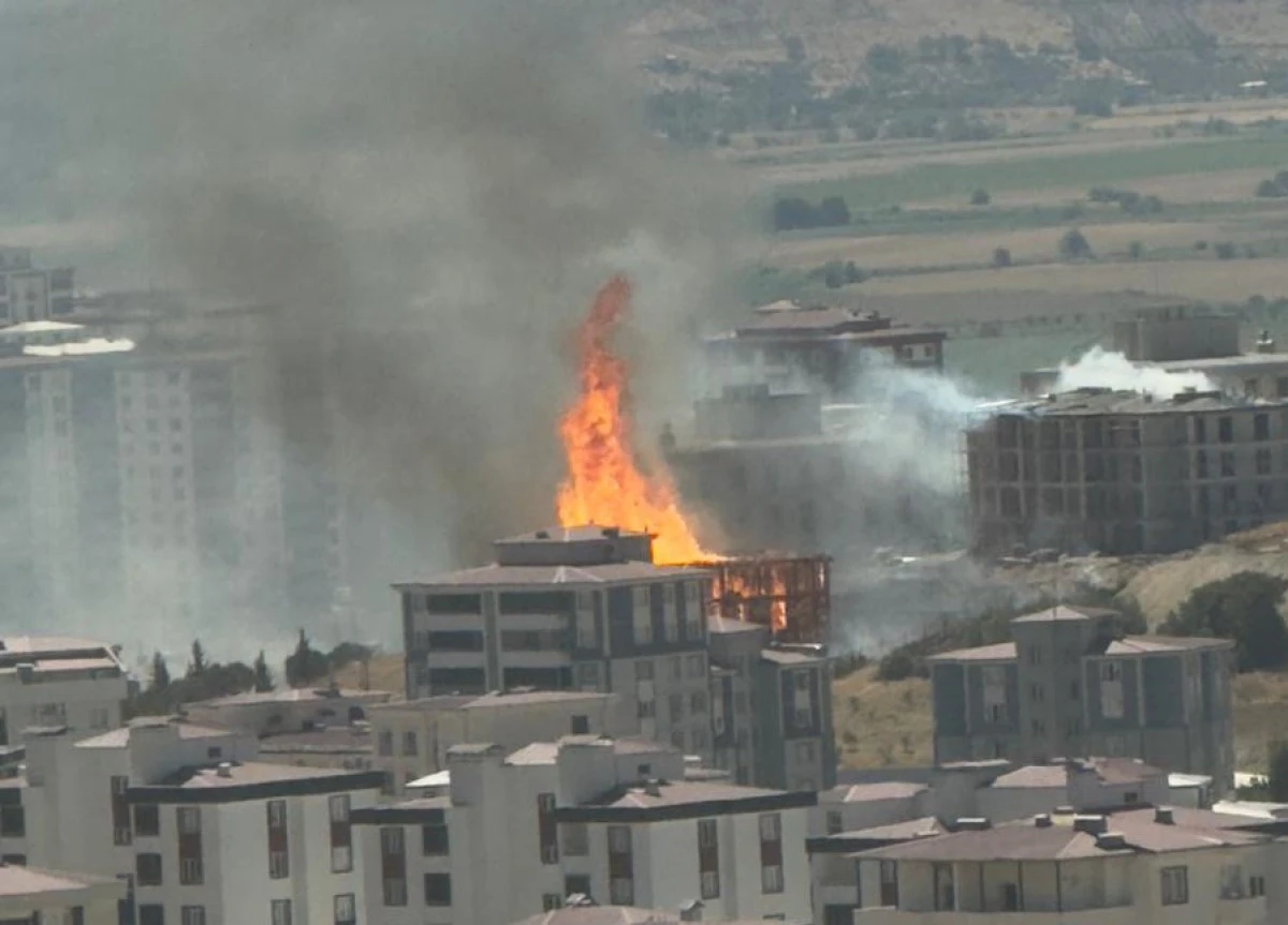 Kahramanmaraş'ta alevlerin gökyüzüne ulaştığı korkutan yangın! Helikopterler müdahale ediyor