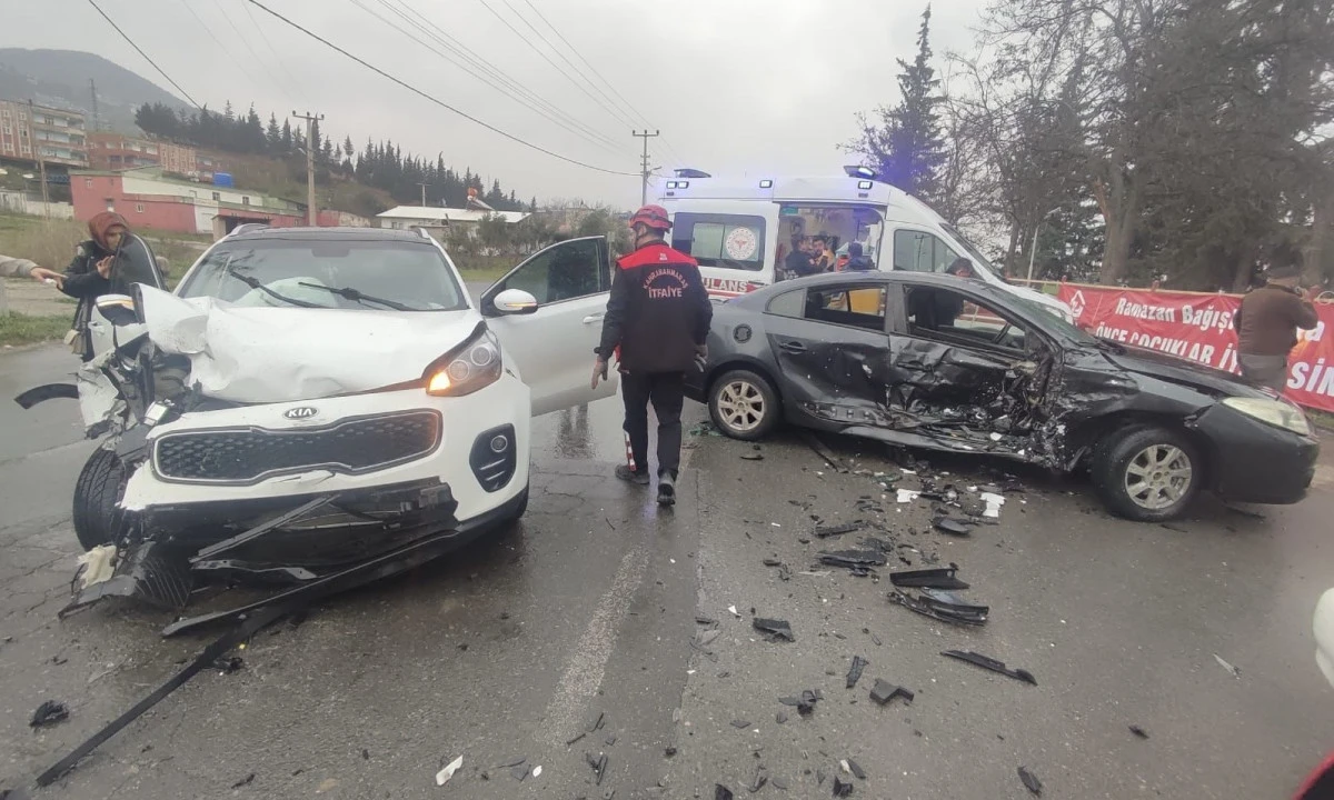 Kahramanmaraş&rsquo;ta &Ccedil;ift Taraflı Trafik Kazası: Ara&ccedil;ta Sıkışan 4 Kişiyi İtfaiye Kurtardı