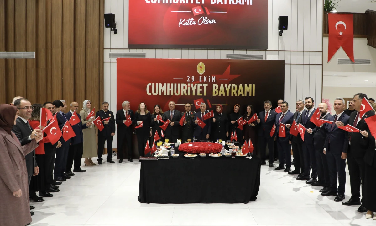 Kahramanmaraş&rsquo;ta Cumhuriyet Kabul T&ouml;reni&rsquo;nde birlik ve beraberlik mesajı
