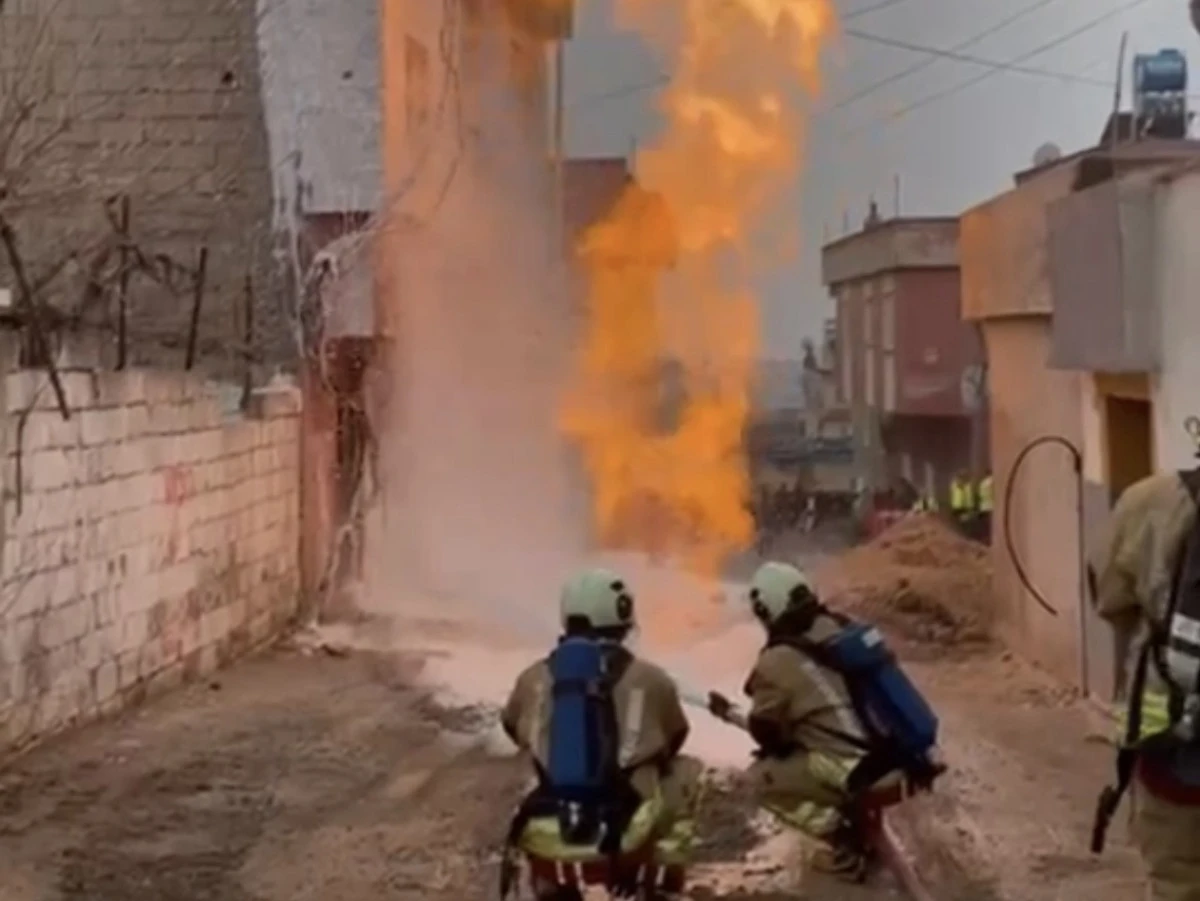 Kahramanmaraş&rsquo;ta Doğalgaz Hattı Patladı: Yangın S&ouml;nd&uuml;r&uuml;ld&uuml;, 3 Kişi Tahliye Edildi