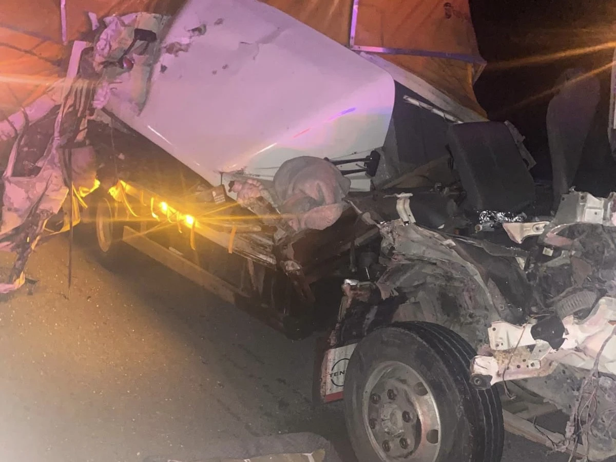 Kahramanmaraş’ta Feci Kaza: Tır ile Kamyon Kafa Kafaya Çarpıştı! 1 Ölü, 1 Ağır Yaralı