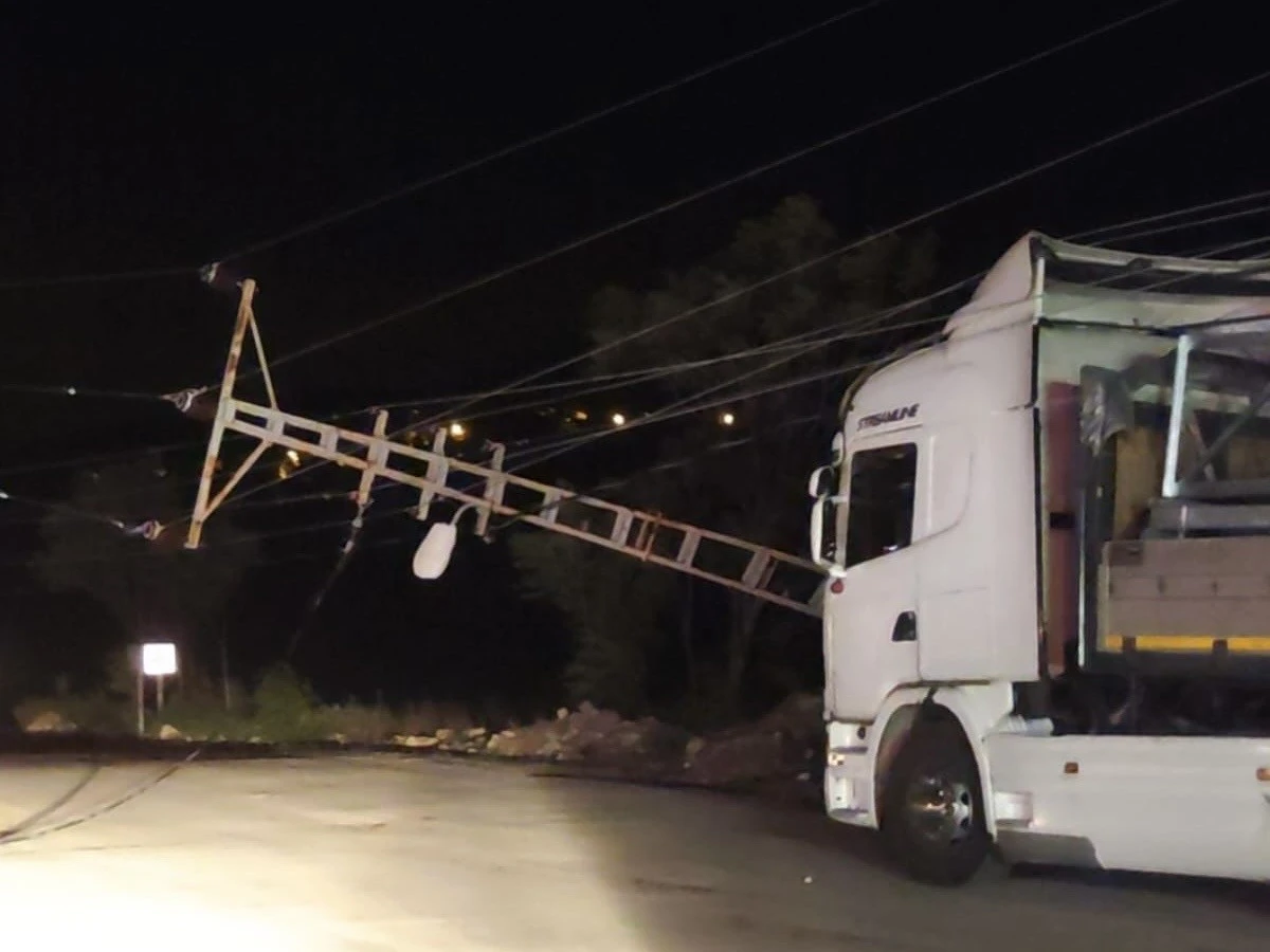 Kahramanmaraş’ta Fırtına ve Trafik Kazası: Andırın’da Tır Direk Altında Kaldı, Kayseri Yolunda Araç Kaza Yaptı