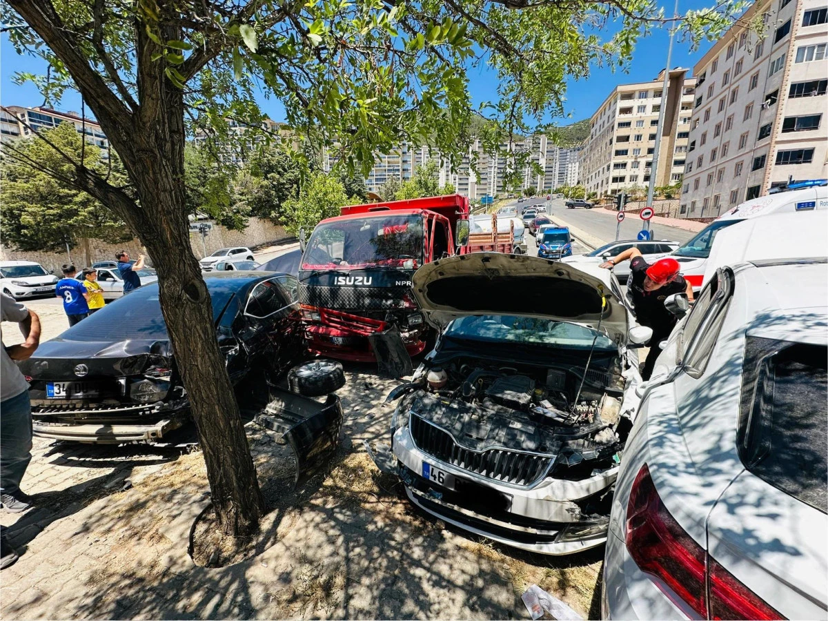 Kahramanmaraş’ta Freni Boşalan Kamyon Park Halindeki Araçlara Çarptı: 3 Yaralı