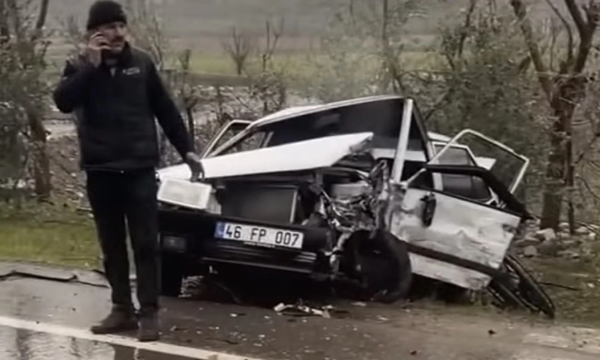 Kahramanmaraş&rsquo;ta İki Otomobil Kafa Kafaya &Ccedil;arpıştı: 1 Kişi Yaralandı