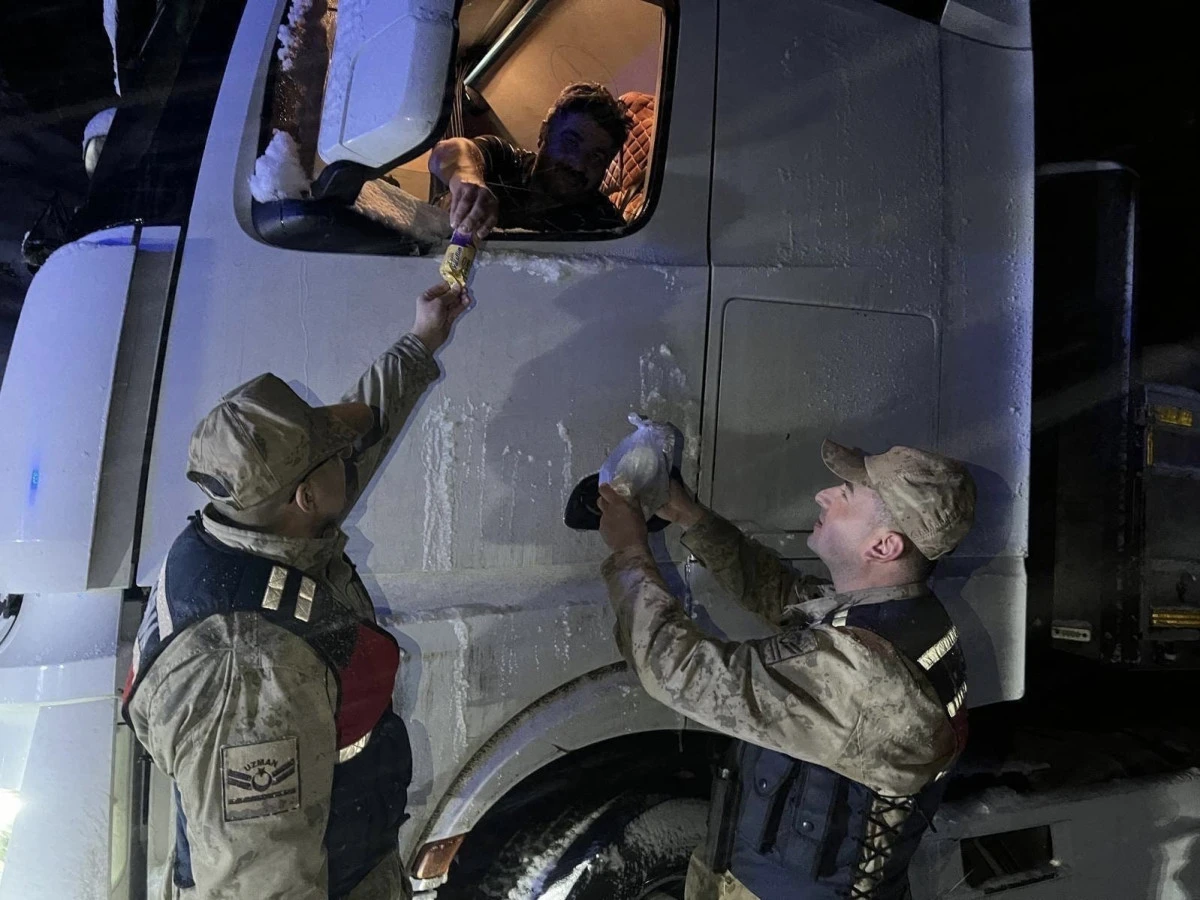 Kahramanmaraş&rsquo;ta Jandarma Ve Kızılay&rsquo;dan Karda Mahsur Kalan Vatandaşlara Destek