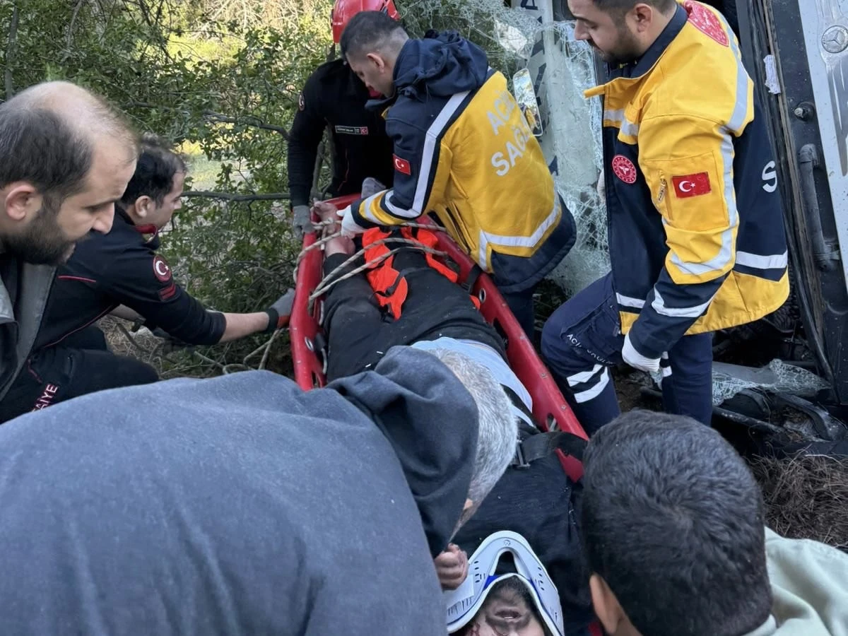 Kahramanmaraş’ta Kamyon Uçuruma Yuvarlandı: Sürücü Sağ Olarak Kurtarıldı