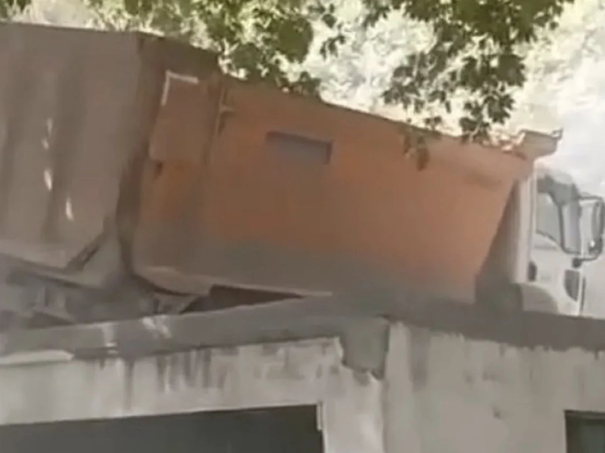 Kahramanmaraş’ta Kaza: Hafriyat Kamyonu Tek Katlı Binada