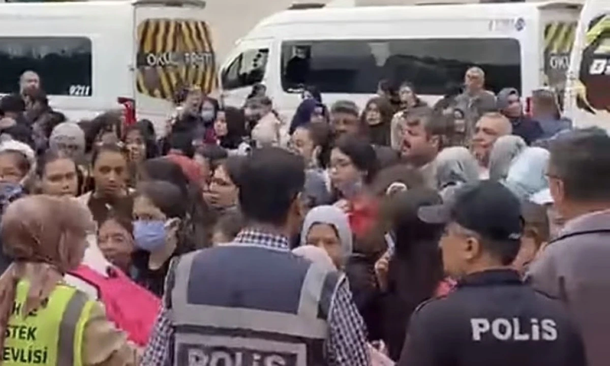 Kahramanmaraş&rsquo;ta kimyasal koku nedeniyle okul tahliye edildi: 20 &ouml;ğrenci hastaneye kaldırıldı