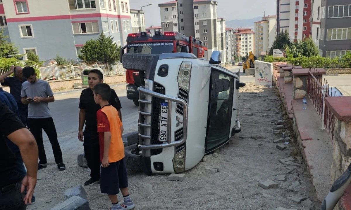 Kahramanmaraş&rsquo;ta Kontrolden &Ccedil;ıkan Pick-Up Kaldırıma &Ccedil;ıkarak Yan Yattı: 2 Yaralı