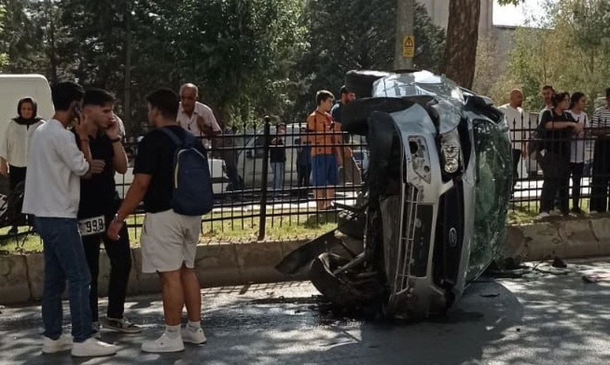 Kahramanmaraş’ta Korkutan Kaza: Araç Yan Yattı, Sürücü Burnu Bile Kanamadan Kurtuldu