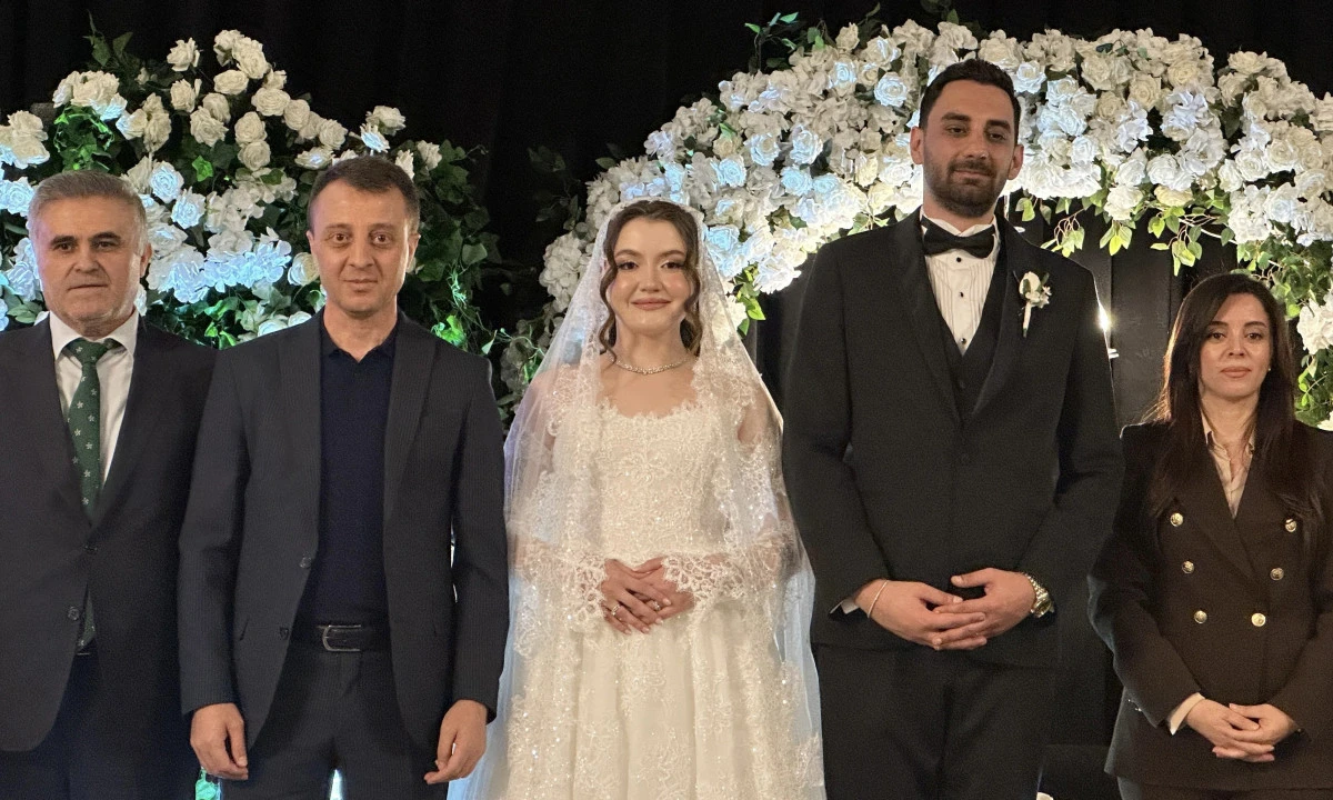 Kahramanmaraş&rsquo;ta Mutlu G&uuml;n: İl&ccedil;e Milli Eğitim M&uuml;d&uuml;r&uuml; H&uuml;seyin Mart&rsquo;ın Oğlu D&uuml;nya Evine Girdi