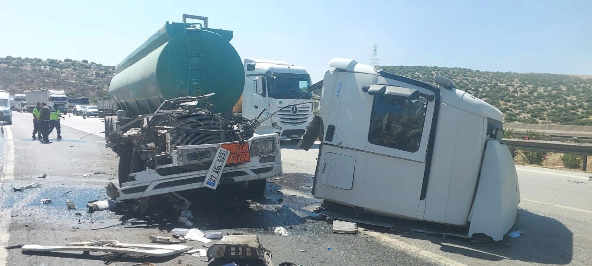 Kahramanmaraş'ta ortalık savaş alanına döndü! Mazot tankeri ve gübre yüklü kamyon birbirine girdi