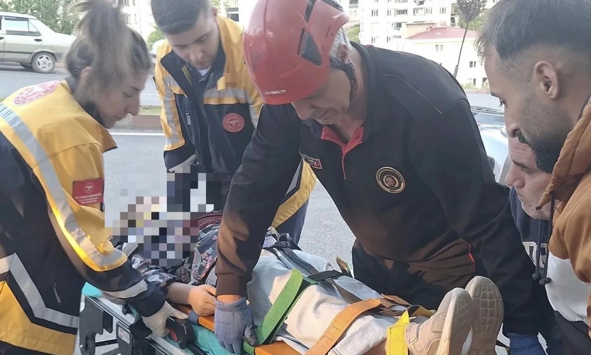 Kahramanmaraş&rsquo;ta Otomobil Ref&uuml;je &Ccedil;arpıp Devrildi: 4 Yaralı