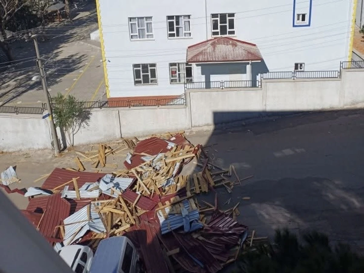 Kahramanmaraş’ta şiddetli rüzgâr okulun çatısını uçurdu