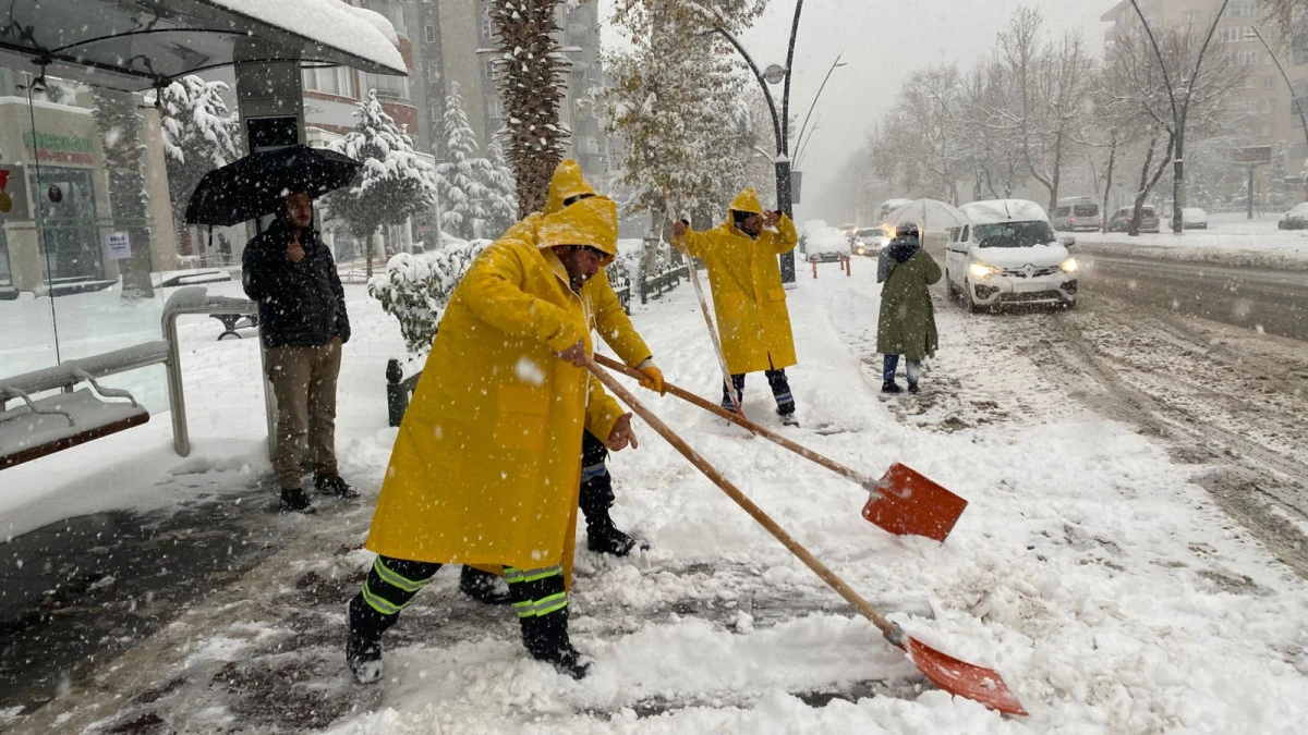 Kahramanmaraş&rsquo;ta Son Yılların En Sert Kışı Yaşanıyor; B&uuml;y&uuml;kşehir T&uuml;m İmkanlarıyla Sahada