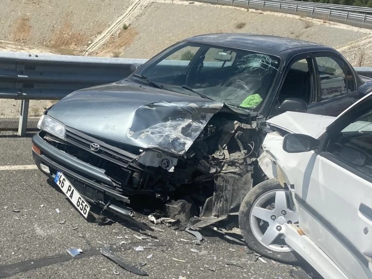 Kahramanmaraş’ta Tekir Mahallesi’nde çift taraflı trafik kazası: 2 kişi yaralandı