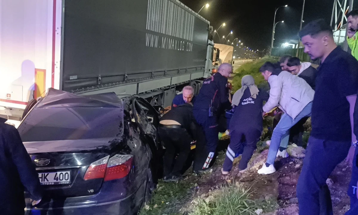 Kahramanmaraş&rsquo;ta Trafik Kazası: Otomobil Tırın Altına Girdi, 4 Yaralı
