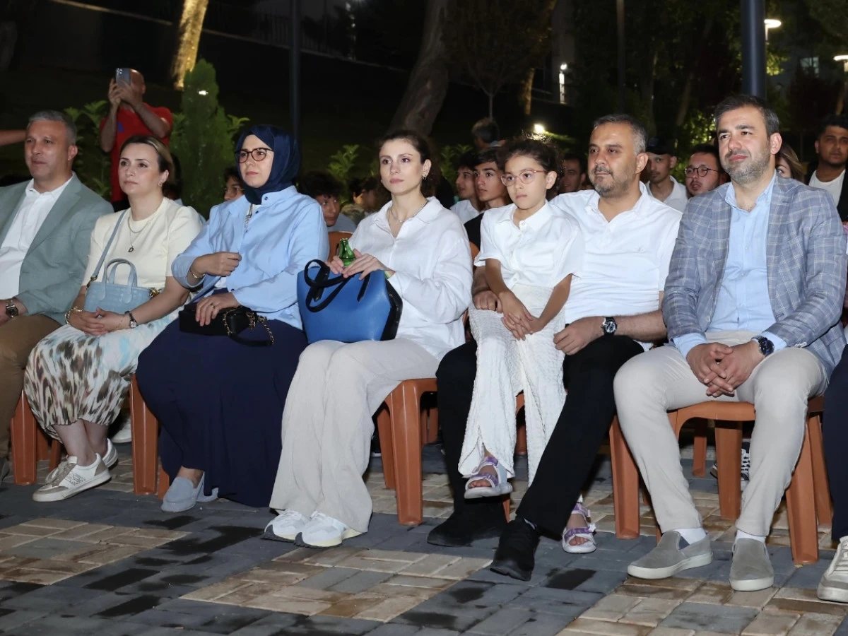 Kahve Durağı’nda Müzik Molası: Abdal Halil Ağa Parkı’nda Mini Konser Keyfi